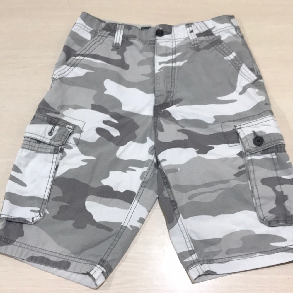Wear First Og  boys Sz 14 white camo cargo shorts.